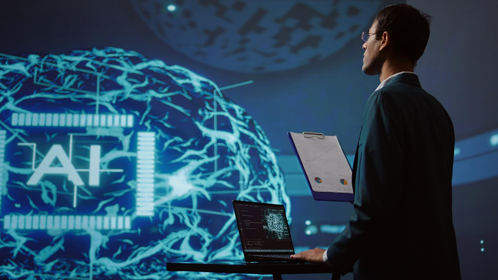 Profesional sosteniendo una carpeta de gráficos junto a una laptop frente a una proyección futurista de una red neuronal de IA y un microchip.